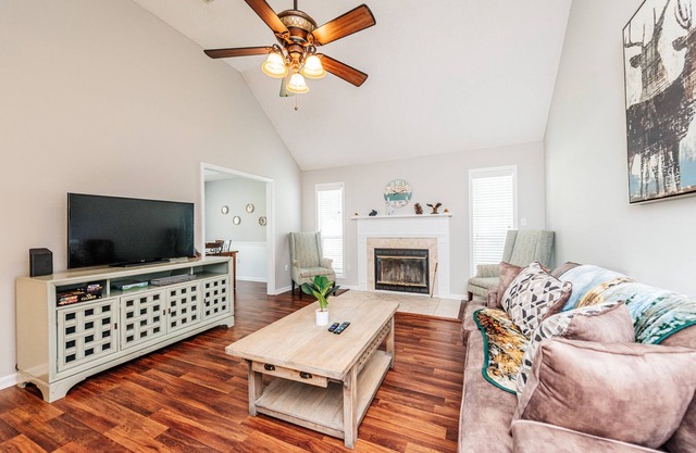 Enjoy the Creature Comforts House/King Bed/Pet Friendly