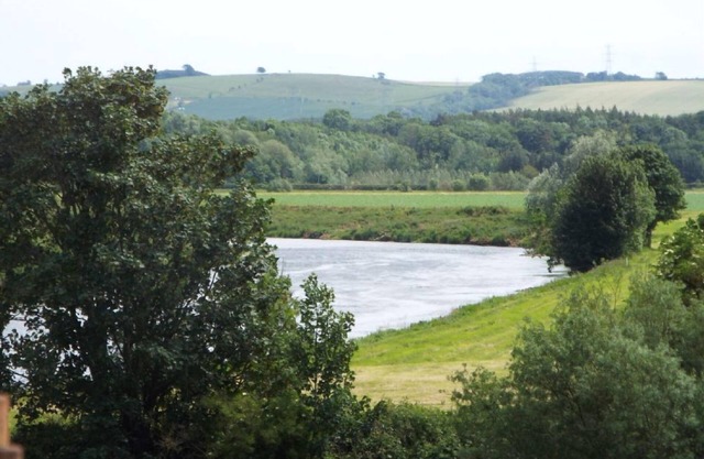 Enjoy the fantastic river views from Rosybank Cottage, with in 2 bedrooms each with with smart ensui