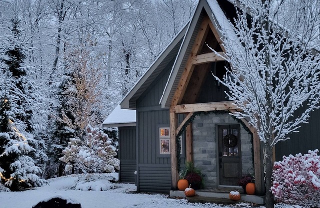 Enjoy the Holidays at Stillwoods Cottage, Near Algonquin Park