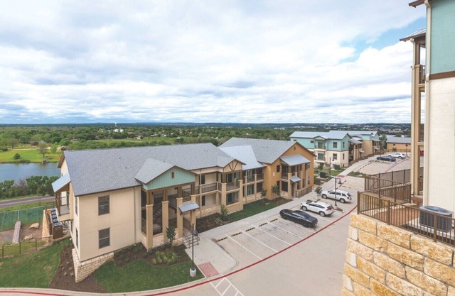Enjoy the scenery of Lake Marble Falls in 2BD resort condo with family