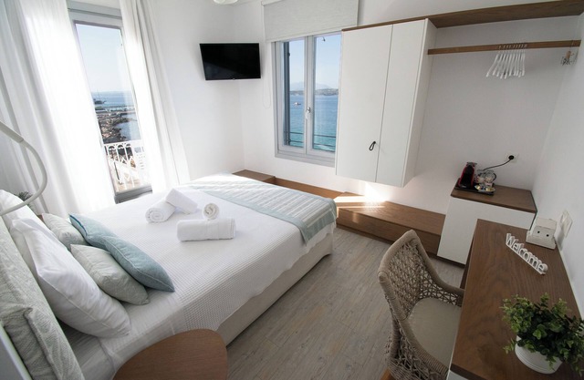 Enjoy the sea view from the comfort of your bed! - Queen sized bed studio