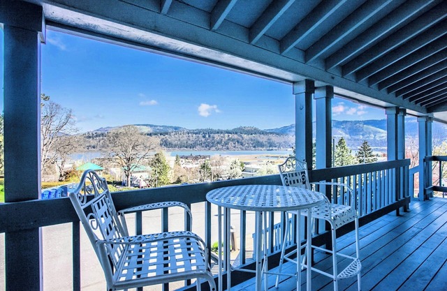 Enjoy the View - 2 Bedrooms, 2 Bathrooms - Upstairs Condo Blocks from Downtown