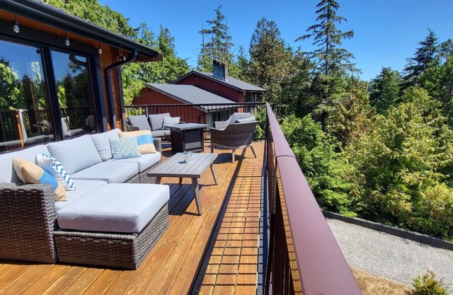 Enjoy the West Coast @ the Cedar Rock Home