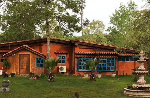 Enjoy this happy & colorful Home In Jasper. 20 min Sm Rayburn