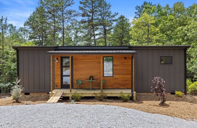 Enjoy treetop views in a 2BR/1BA tiny home nestled in the North Georgia mountains. Whip up meals in the chef’s kitchen, cozy up by the wood-burning stove, unplug in the spa-style shower, relax on your private deck, and cool off in the community pool.