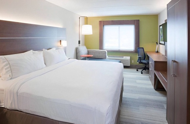 Enjoy Well-Furnished Retreat! Free Breakfast!