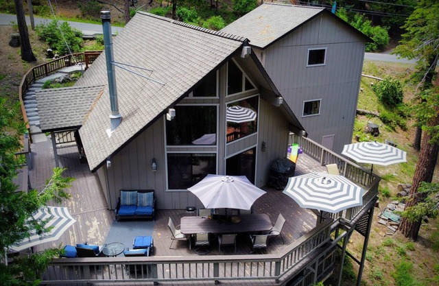 ENJOY YOUR 3 LABOR DAY WEEKEND AT A 5 STAR CABIN! 5 MIN TO PINECREST LAKE! BOOK