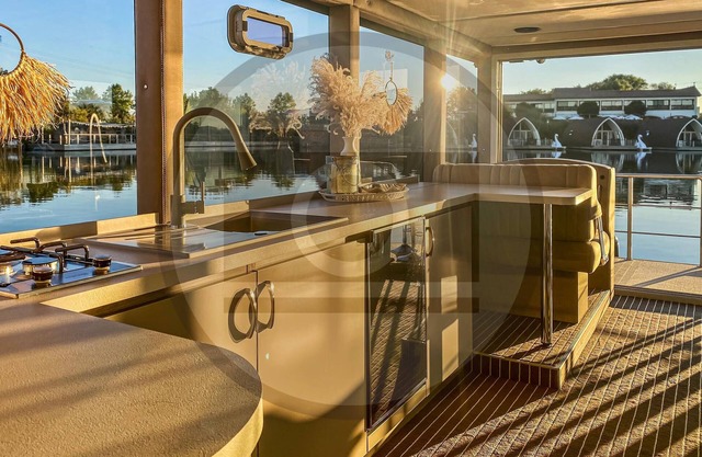 Enjoy your holiday on this unique houseboat, which offers pure nature and city flair in one.