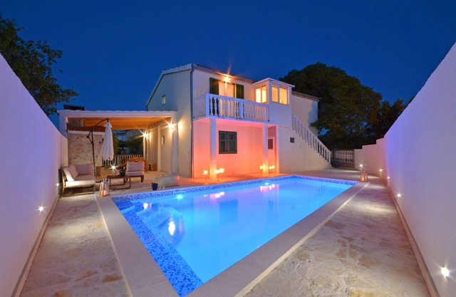 Enjoy your peace and tranquility in a house with a new pool