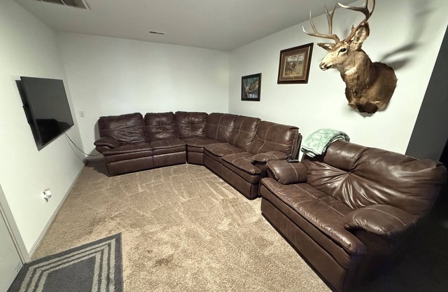 Enjoyable 2-bedroom condo with AC/Heat in charming Downtown Beaver