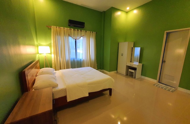Enjoyable 4-bedroom house with AC in Panglao