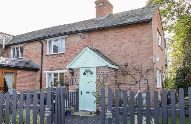 ENSDON LEA COTTAGE, pet friendly, with a garden in Nesscliffe