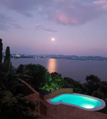 Enso Botanico Boutique Villa 1, with an outside wood-fire Hot Tub in Kosmos