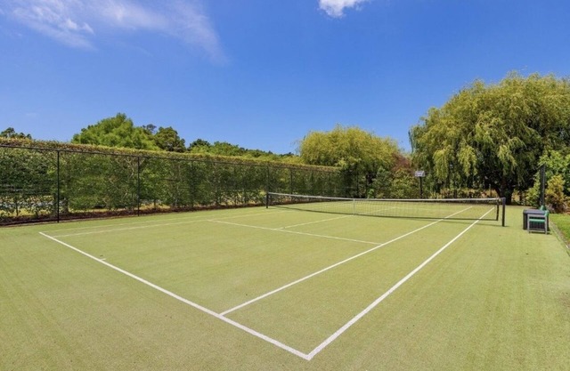 ENTERTAINER'S PARADISE with Tennis Court/4 Bdrm home + Self contained Studio