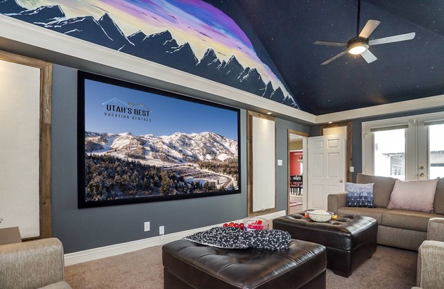 Entertainment Paradise! Hot Tub * Theater/Game Rm * Fire Pit * Playground