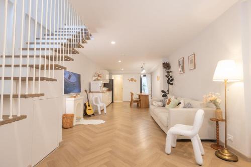 Entier Home Just 400M from Skytrain