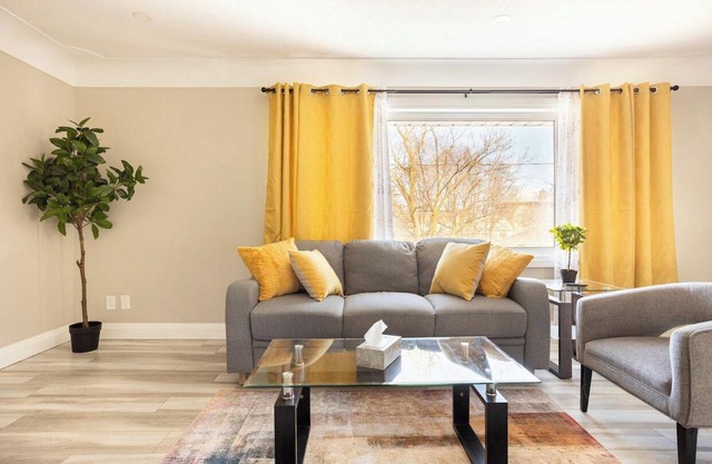 ENTIRE 2 BEDROOM APARTMENT DOWNTOWN