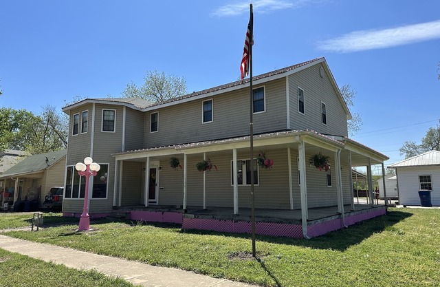 Entire 2-Story Home Near Pioneer Woman Mercantile