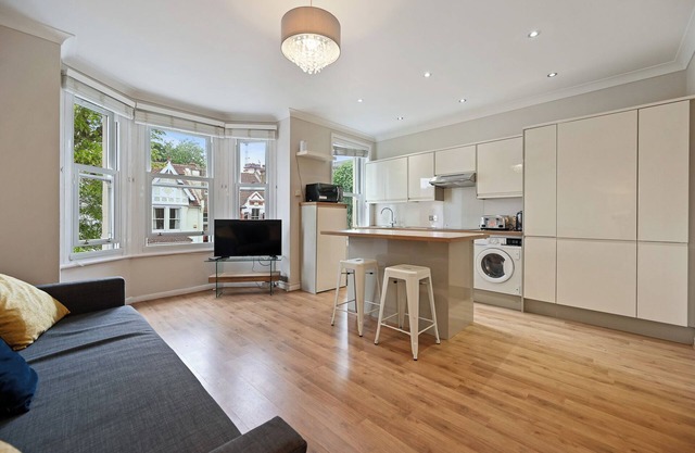 Entire 2Bed-Quiet location & close proximity to Elizabeth line to Central London
