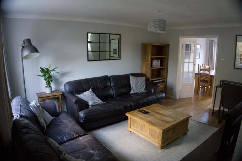Entire 3-bed house near Cheltenham racecourse and town
