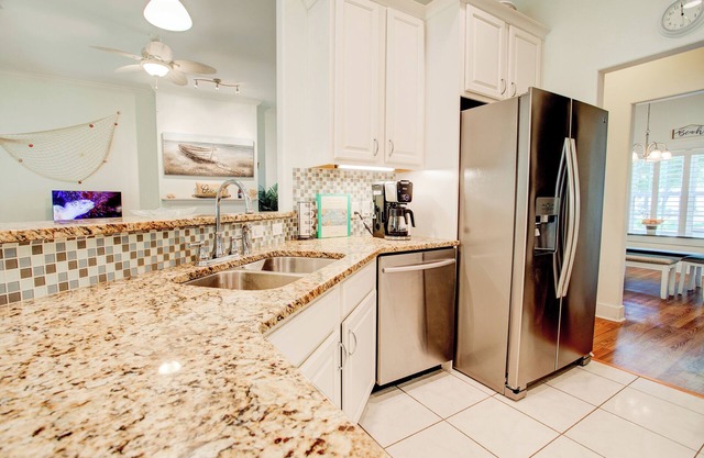 Entire 3-bedroom home in Niceville, iconic bay view15 min from Destin beaches!