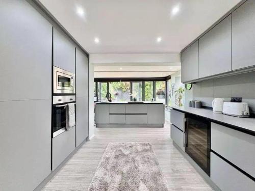 Entire 3 bedroom luxury house - Quiet & Central with free parking