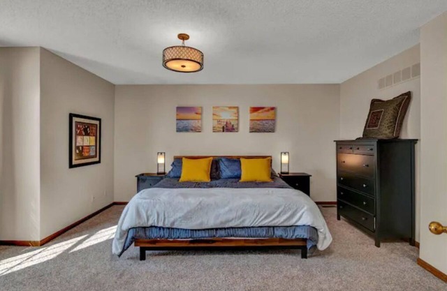 Entire 3-level, 3 BRM home w/King/Queen/Twin beds