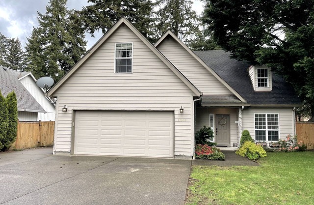 Entire 3bd house with bonus room and air hockey/fenced yard