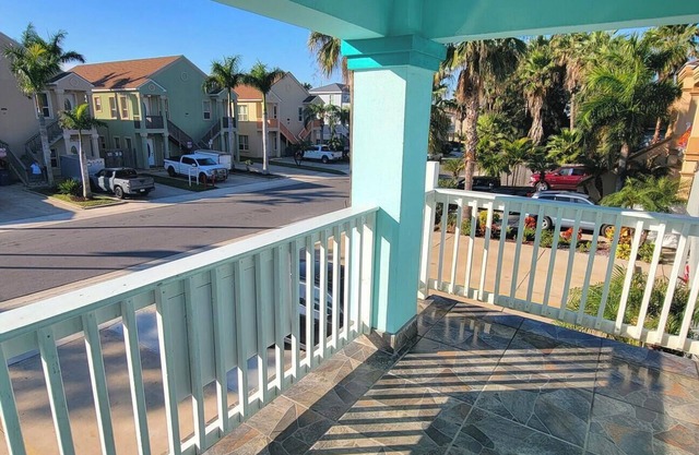 Entire 4 plex - Up to 32 people - Private pool