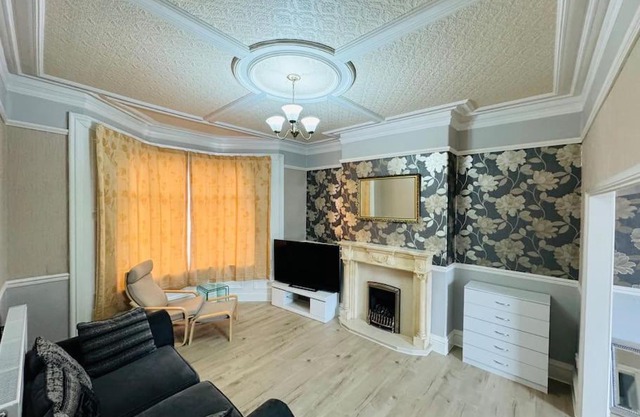 Entire 4br with cot, free street parking and garage