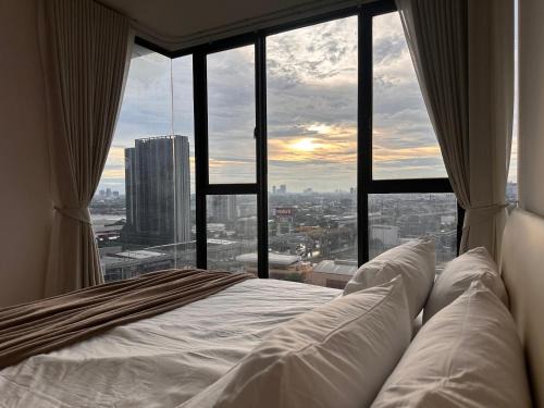 Entire apartment near train station with pool & views