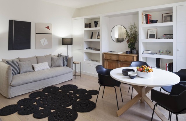 Entire apartment, quiet one bedroom apartment overlooking two internal courtyards, balcony