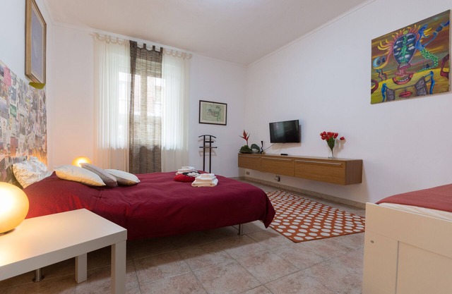 Entire apartment with car parking in the yard, 3 min from the pyramids
