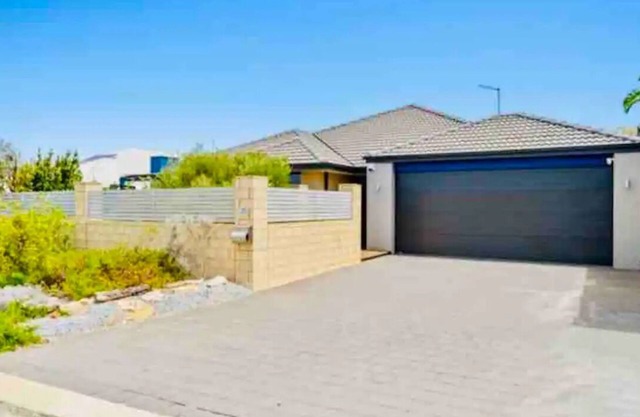Entire Beach House in Halls Head, sleeps10. Pets welcome. Close to the beach.