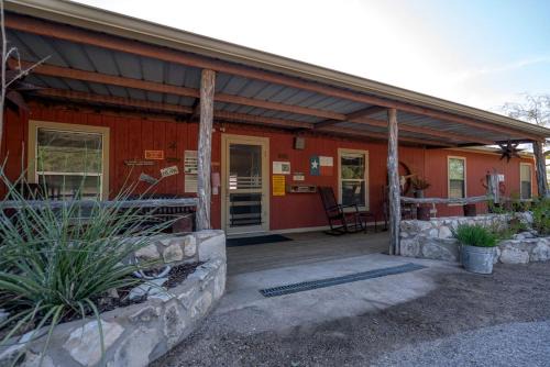 Entire Cabin Retreat in Texas Hill Country, Perfect for Intimate Glamping Weekend Getaways in Eldorado