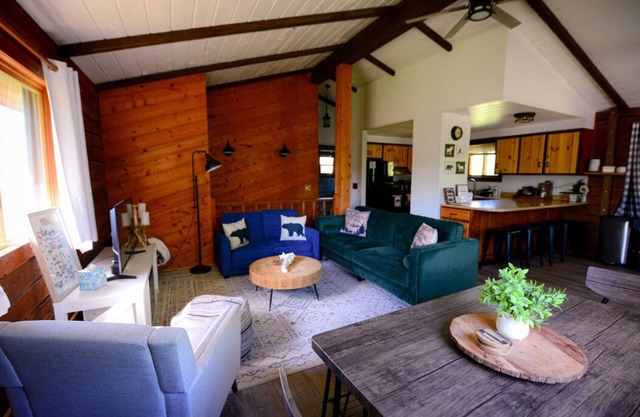 Entire Cloverdale Cabins.Hottub.Sleeps 13-16