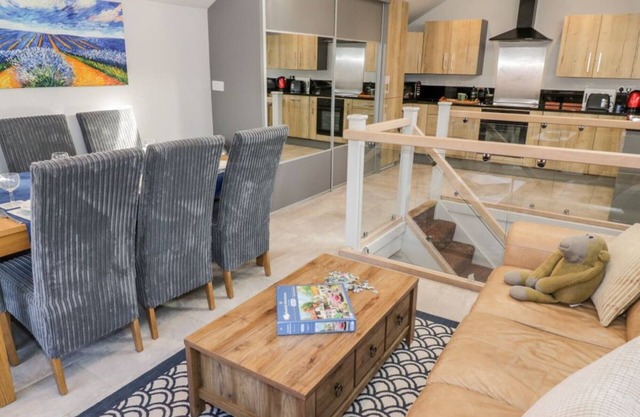 Entire cottage close to Coventry city centre. 4 en-suite bedrooms, gated parking