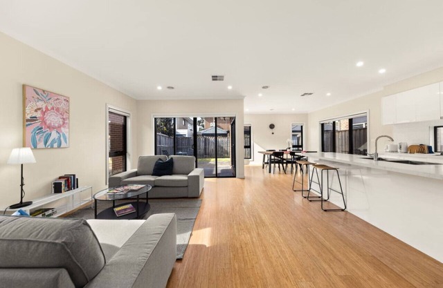 Entire Cozy 4BR House with 2 Ensuites Keysborough