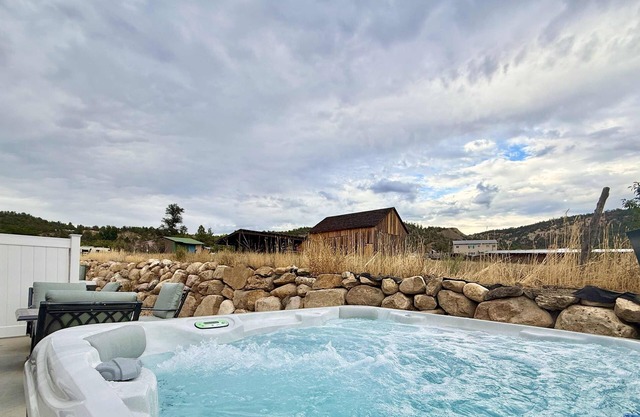 Entire Duplex near Zion with 2 hot tubs, sleeps 9