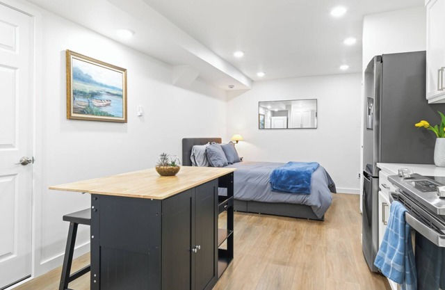 Entire Guest House - Lake Oswego