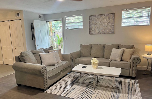 Entire Guesthouse very cozy 1bed ,1bath only 2.1 miles to Campus private Parking