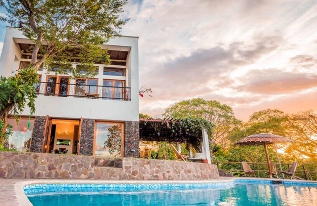 Entire hilltop house/pool spectacular view overlooks 100s of Isletas & Granada