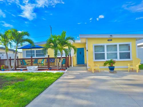 Entire Home 3BR 1BA Sleeps 6 St Pete, FL Spacious Private Backyard