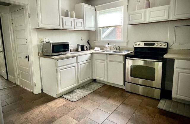 Entire home close to downtown, UC and the Cincinnati Zoo!