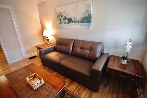 Entire Home/Firm Queen Bed/3 Miles to Downtown Indy