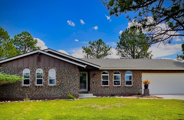 Entire home on 3 acres w/ 4 bedrooms, 3 baths & office “Dog and human paradise”