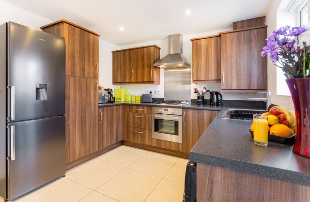 Entire house - 4 bedrooms/Sleep 9/2 bathroom &1 en-suite shower/toilet.
