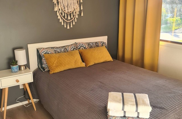 Entire house between Brisbane and Gold Cast