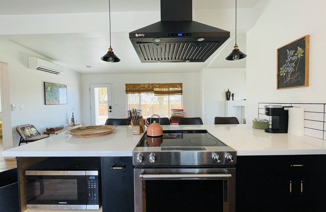 Entire house in quiet neighborhood! 2 miles from Joshua Tree NP