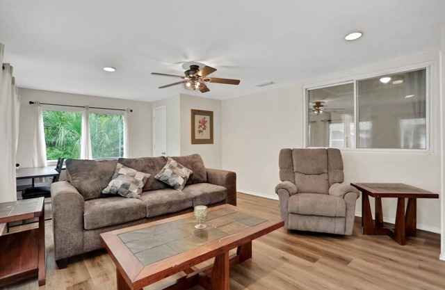 Entire house in Fairfax, walking distance to shops